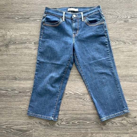 ⭐️HP⭐️ Sz6 Levi’s medium blue wash denim capris EUC - Picture 3 of 8